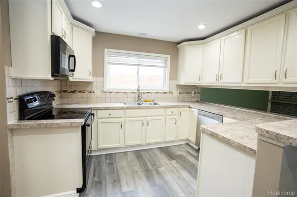 32514 Gainsborough DR, Warren, MI 48088