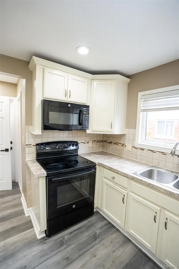 32514 Gainsborough DR, Warren, MI 48088