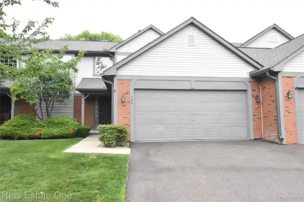 555 Winwood CT, Walled Lake, MI 48390