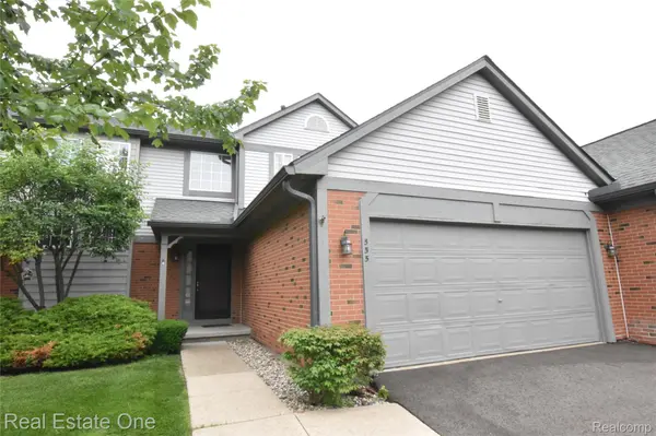 555 Winwood CT, Walled Lake, MI 48390