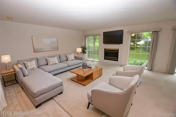 555 Winwood CT, Walled Lake, MI 48390