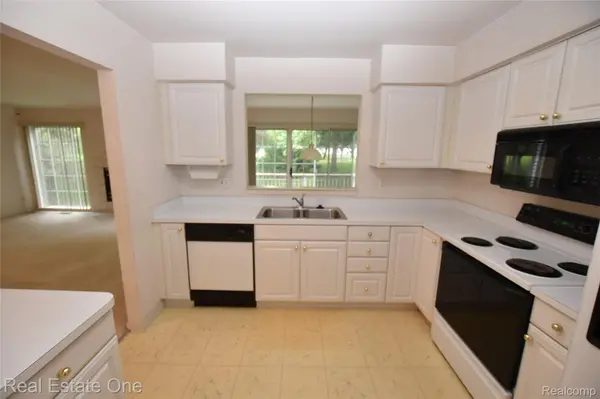 555 Winwood CT, Walled Lake, MI 48390