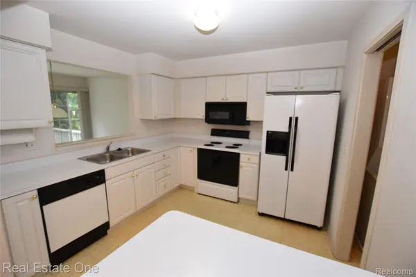 555 Winwood CT, Walled Lake, MI 48390