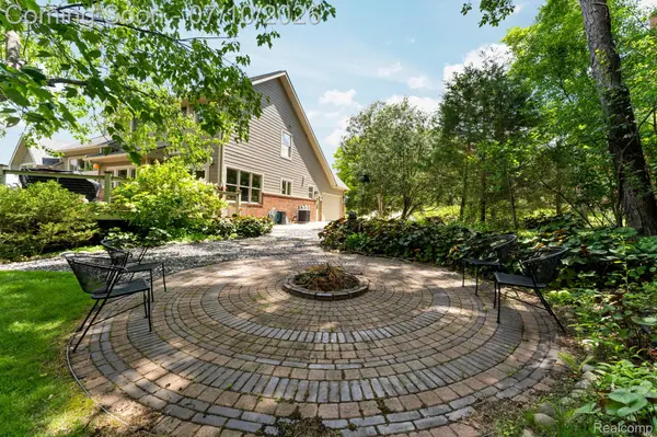 1137 S Tennyson DR, Milford Village, MI 48381