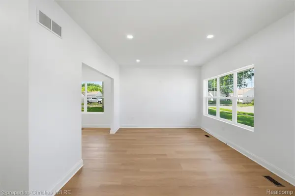27824 Groveland ST, Madison Heights, MI 48071