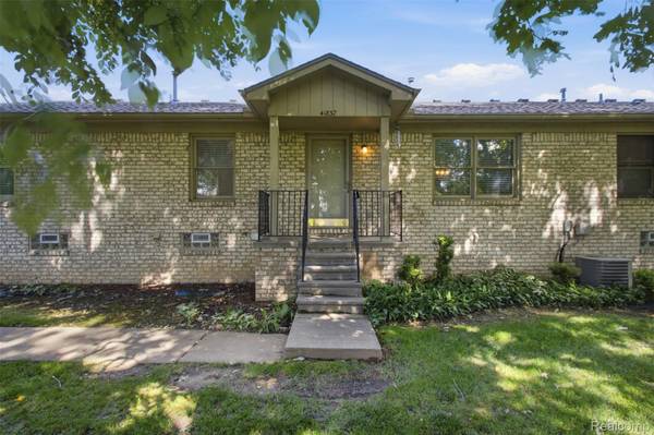 41837 King Edward CT, Clinton Charter Township, MI 48038