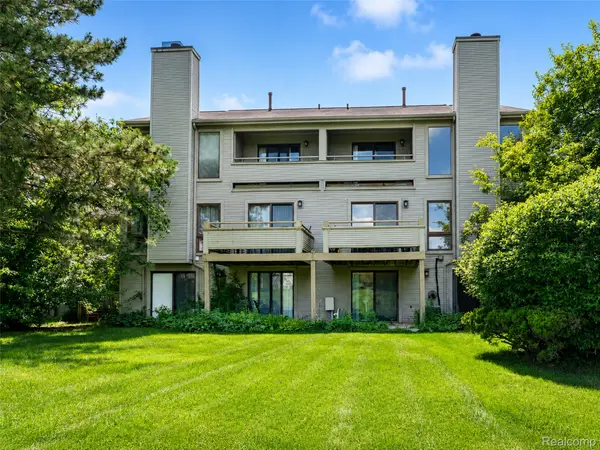 754 Ashley CIR, Rochester Hills, MI 48307