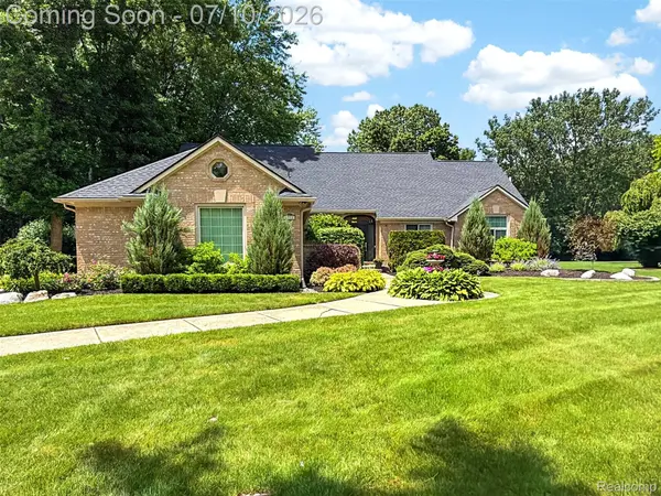 6713 Aurora DR, Troy, MI 48098