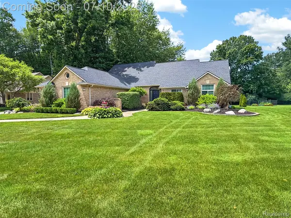 6713 Aurora DR, Troy, MI 48098