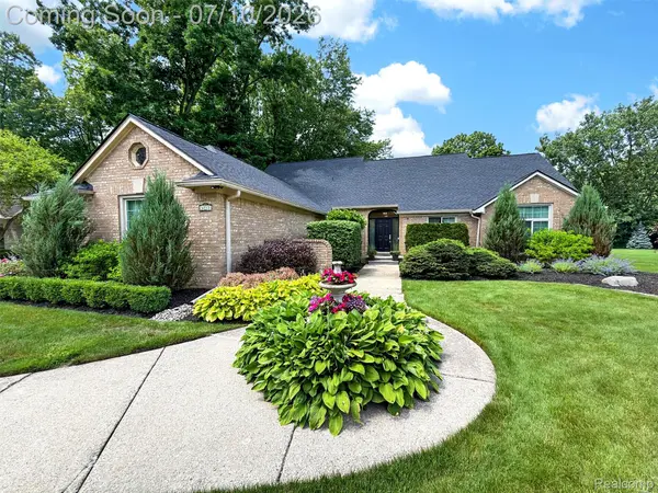 6713 Aurora DR, Troy, MI 48098