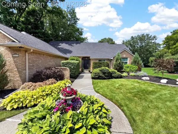 6713 Aurora DR, Troy, MI 48098