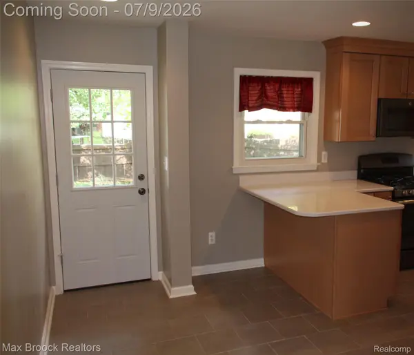 32349 SHERIDAN DR, Beverly Hills Village, MI 48025