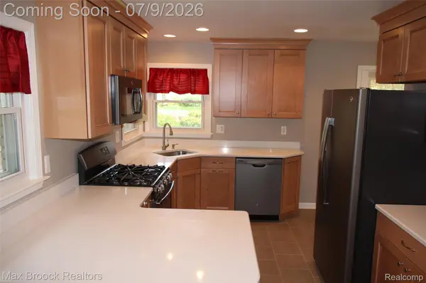 32349 SHERIDAN DR, Beverly Hills Village, MI 48025