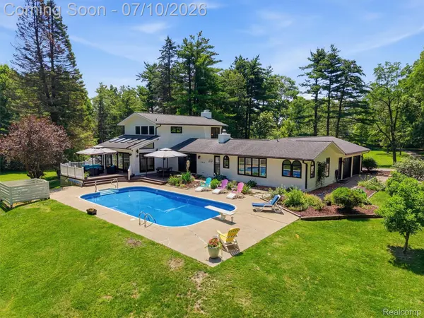 670 W Snell RD, Oakland Charter Township, MI 48306