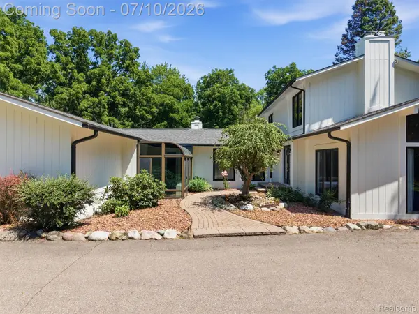 670 W Snell RD, Oakland Charter Township, MI 48306
