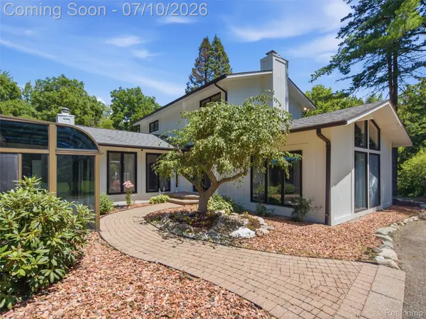 670 W Snell RD, Oakland Charter Township, MI 48306