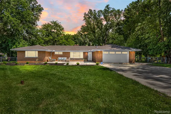 25555 Forestview DR, Southfield, MI 48033