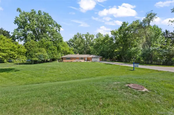 25555 Forestview DR, Southfield, MI 48033