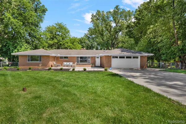 25555 Forestview DR, Southfield, MI 48033