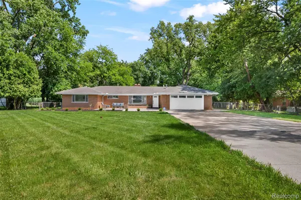 25555 Forestview DR, Southfield, MI 48033
