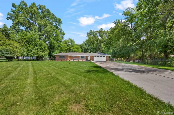 25555 Forestview DR, Southfield, MI 48033
