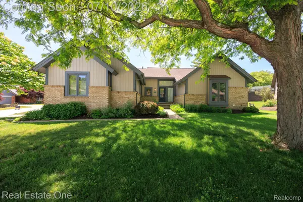 986 River Bend DR, Rochester Hills, MI 48307
