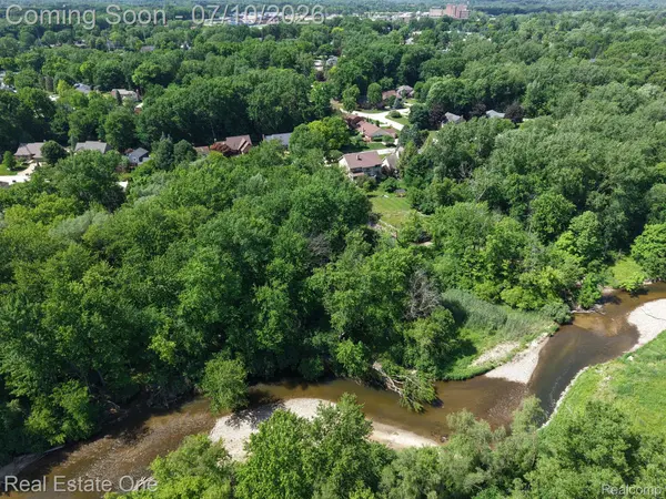 986 River Bend DR, Rochester Hills, MI 48307