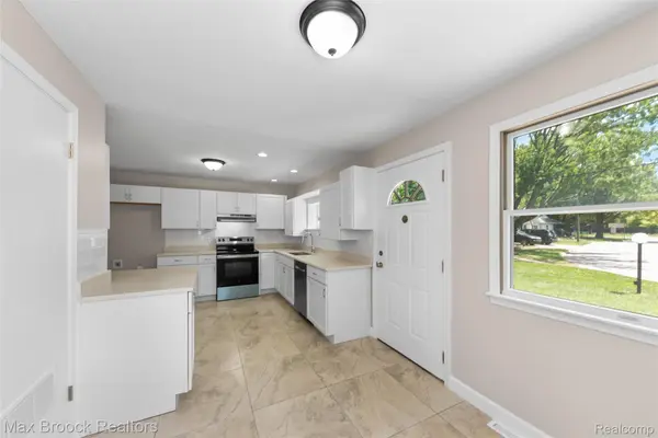 33812 Casco CT, Westland, MI 48186