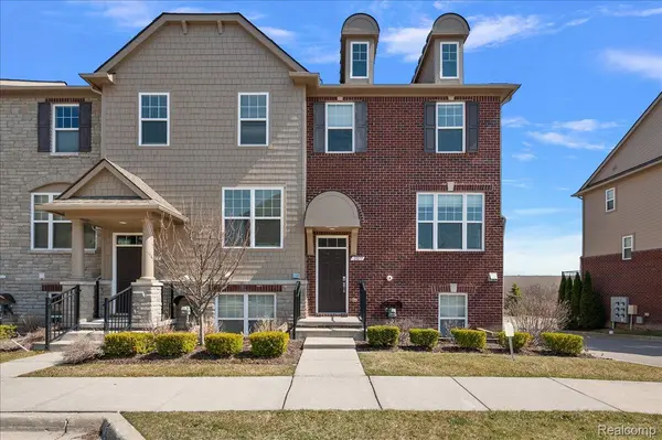 2877 Hartwick DR, Rochester Hills, MI 48307