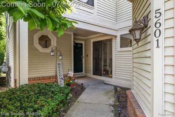 5601 Drake Hollow DR W, West Bloomfield Charter Township, MI 48322