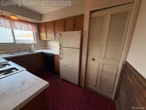 28394 Universal DR, Warren, MI 48092