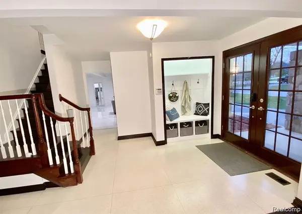 4077 Lincoln RD, Bloomfield Hills, MI 48301
