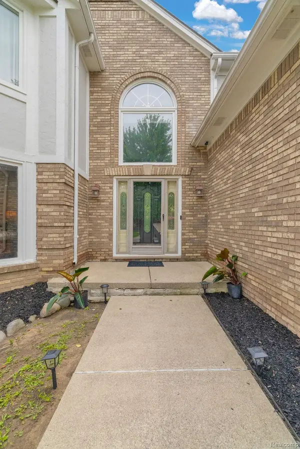 36832 Melbourne DR, Sterling Heights, MI 48312