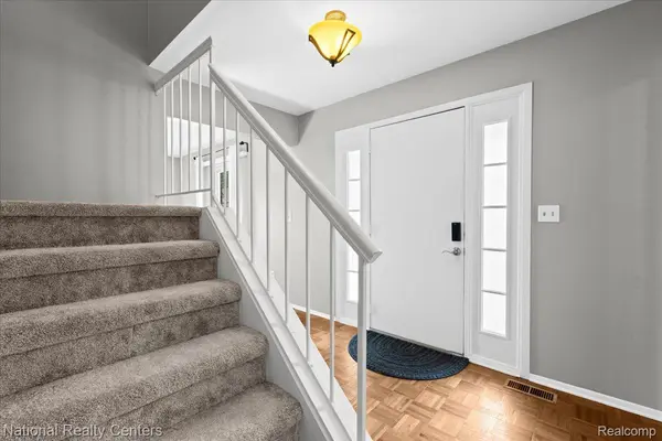 42142 Roscommon ST, Northville, MI 48167