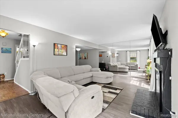 42142 Roscommon ST, Northville, MI 48167