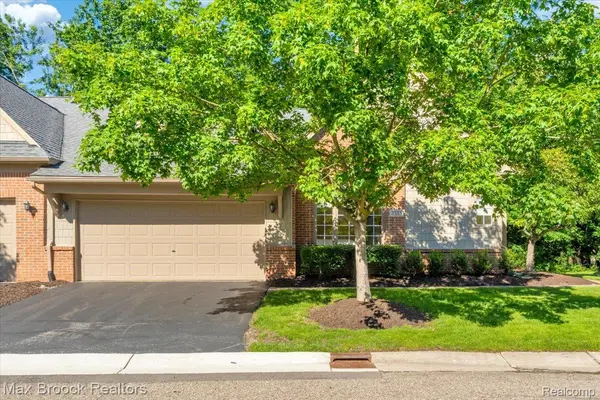 7330 Crackling Creek CIR #4, West Bloomfield Charter Township, MI 48322