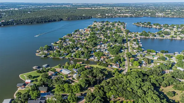 1712 Island Village Court, Granbury, TX 76048