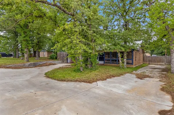 316 Hickorywood Street, Azle, TX 76020