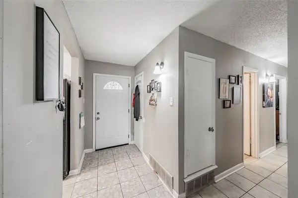 313 Hawthorne Lane, Grand Prairie, TX 75052