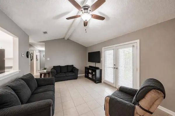 313 Hawthorne Lane, Grand Prairie, TX 75052