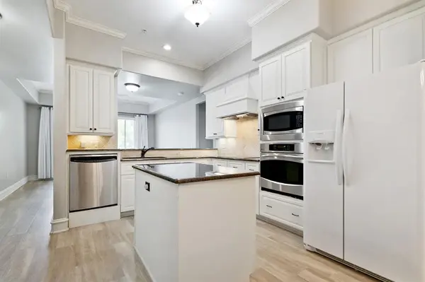 301 Watermere Drive #212, Southlake, TX 76092