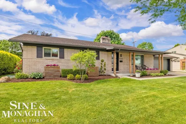1045 Marian CT, Grosse Pointe Woods, MI 48236