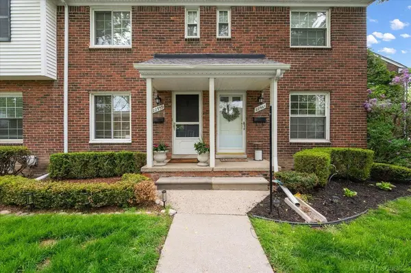 22959 Gary LN, St Clair Shores, MI 48080