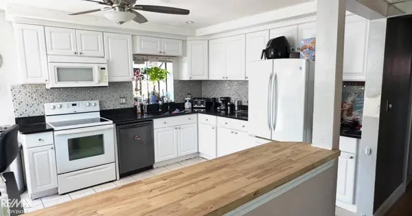 21707 Timberidge ST, St Clair Shores, MI 48082