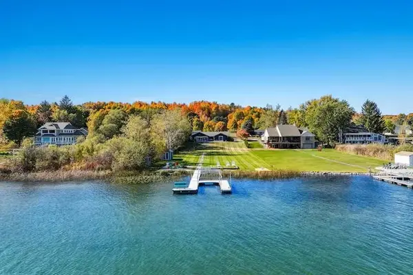 553 S Lake Shore DR, Leland, MI 49653
