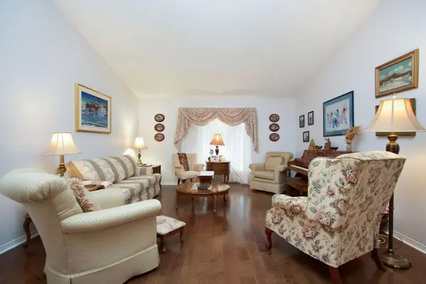 27 Niagara TRL, Clarington, ON L1B 1A2