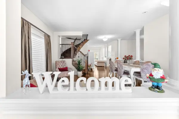 8 Charlemagne AVE, Barrie, ON L4M 0A9