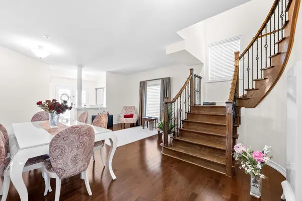8 Charlemagne AVE, Barrie, ON L4M 0A9