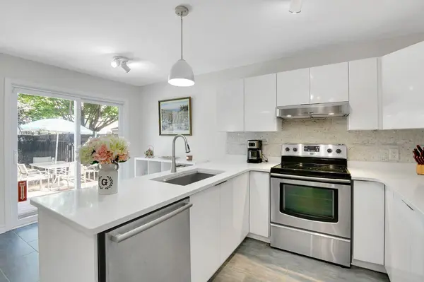 33 SPUR AVE, Kanata, ON K2M 2R9