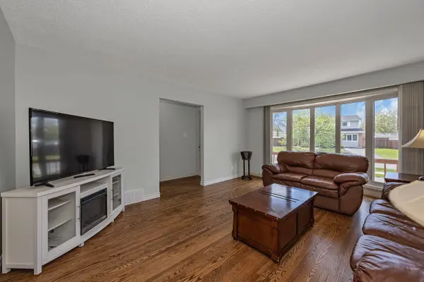 73 Southpark DR, Blackburn Hamlet, ON K1B 3B5